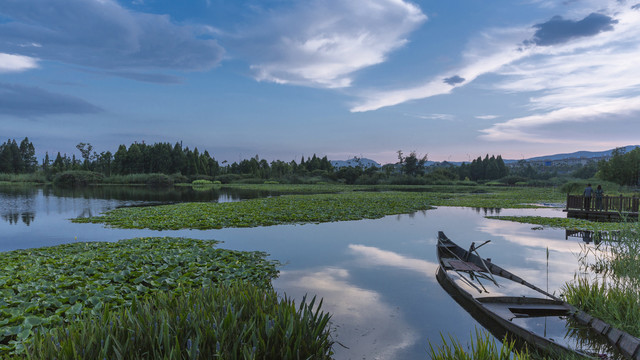 蓝天晚霞湿地小船睡莲水面光影