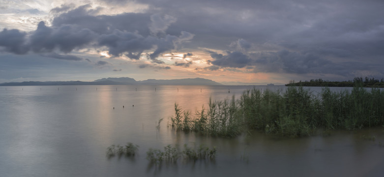 晚霞远山高原湖泊水面光影