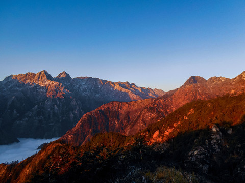 日照金山