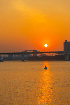 湖面美丽日出景色