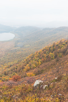 清晨秋季山岭堰塞湖