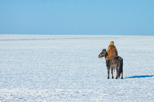 雪原骑马的蒙古族
