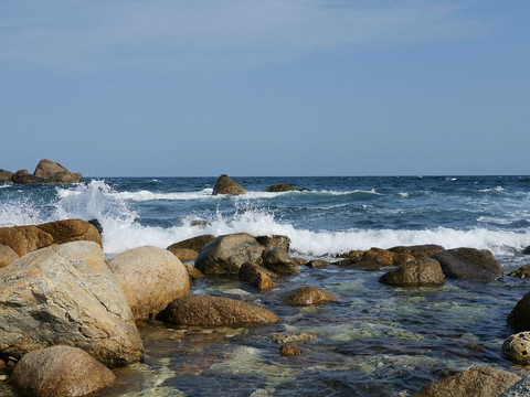 海面浪花击打岸边礁石