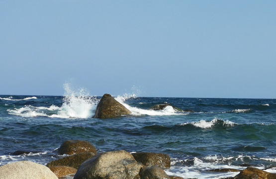 海面浪花击打石头