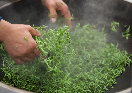 传统炒茶场景