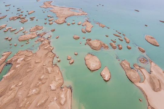 航拍青海海西水上雅丹