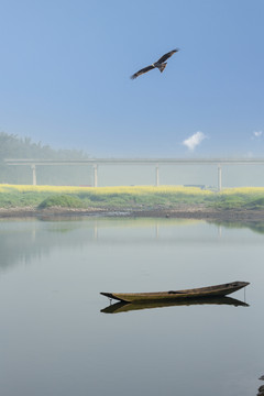 蓝天老鹰河流小船