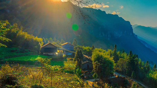 黄昏中的山村田园美景