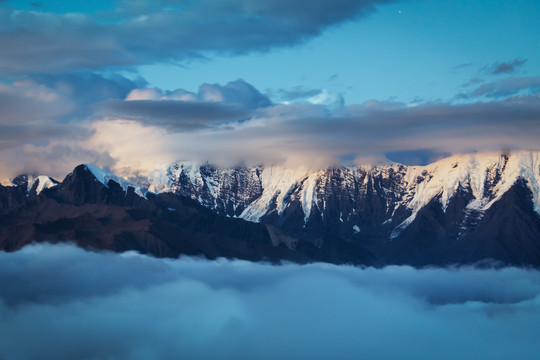 贡嘎雪山子梅垭口