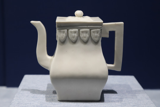德化窑白釉方茶壶