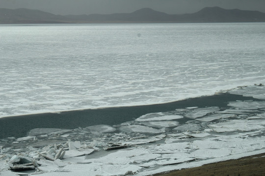 湖面结冰