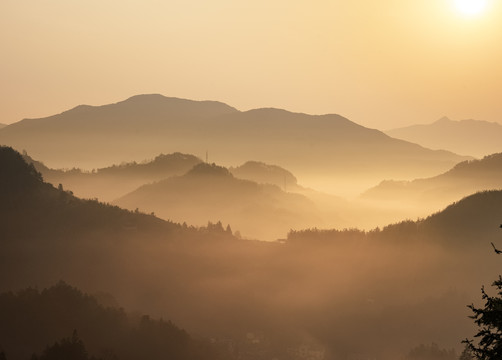 山沟日出