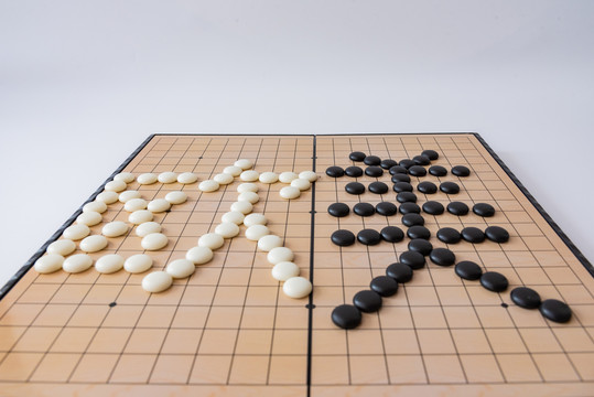 围棋棋盘上黑白棋子摆出的欧美