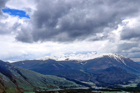 云卷雪域山峰