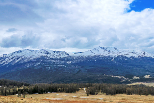 喀纳斯山峦雪域风姿