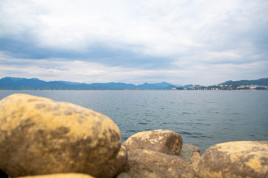 湖边河岸岩石