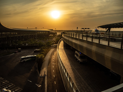 夕陽下城市公路風光