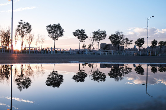 城市夕阳自然风光倒影