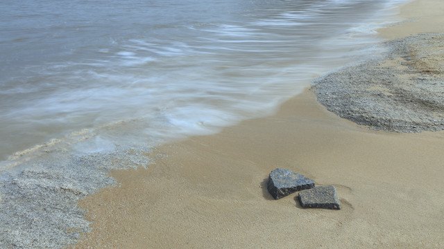 礁石浪涌