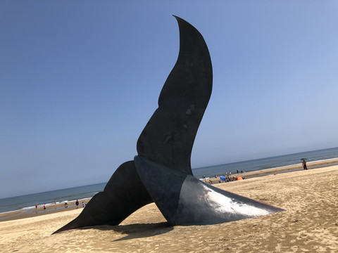 海岸上的大鲸鱼雕塑