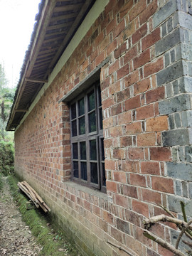 红砖墙与老式窗户