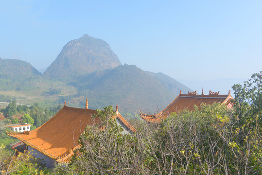 云南玉溪抚仙湖观音寺琉璃瓦顶