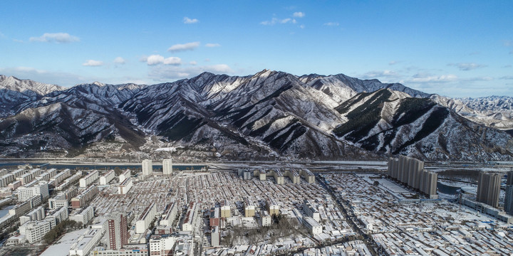 雪后的大山