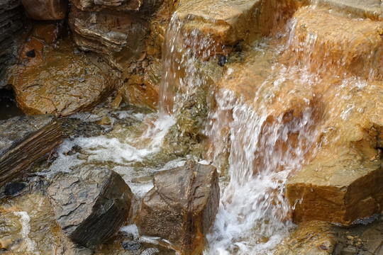 山间溪水