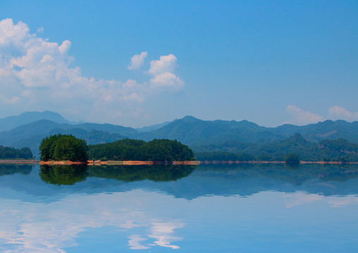 远山湖泊