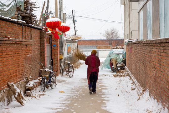 冬日走在路上的农妇