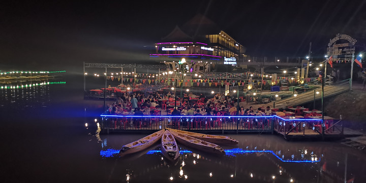 万荣南松河夜景