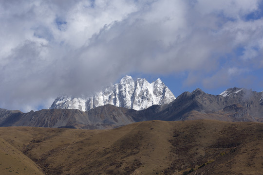 蓝天白云雪山高原风光