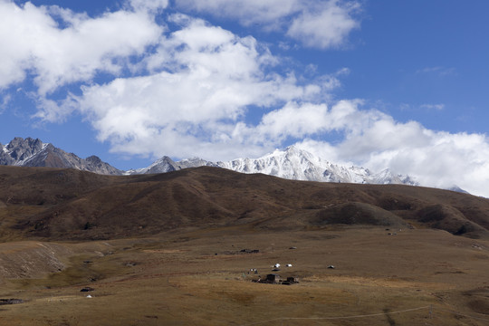 蓝天白云雪山塔公草原高原风光