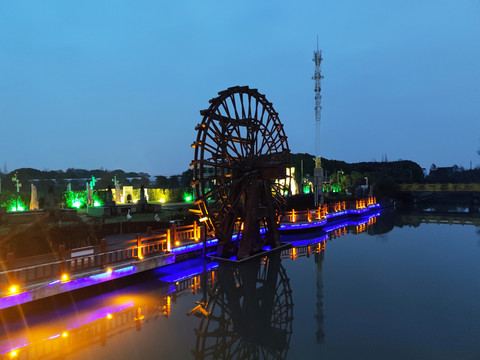 水车夜景图