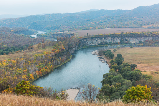 秋季山峦河流森林