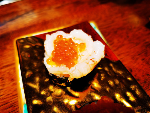 大虾鱼籽寿司