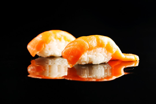 三文鱼腩握寿司