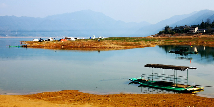 水库湖面