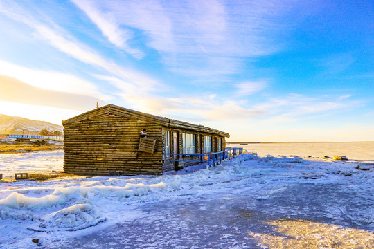 冬天结冰的青海湖景区景点