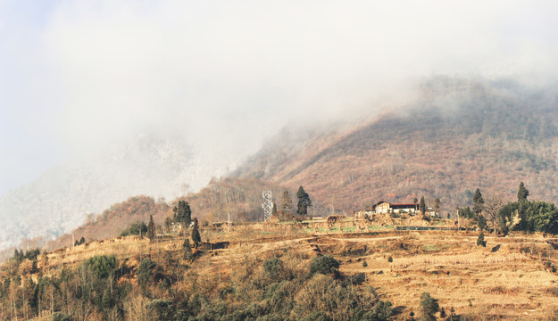 半山腰大雾的农庄房屋