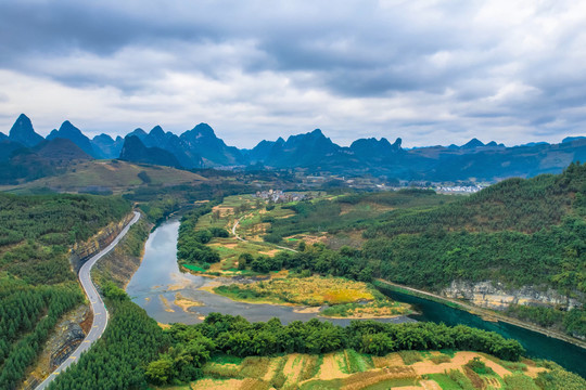 喀斯特地貌风景城镇十万山河