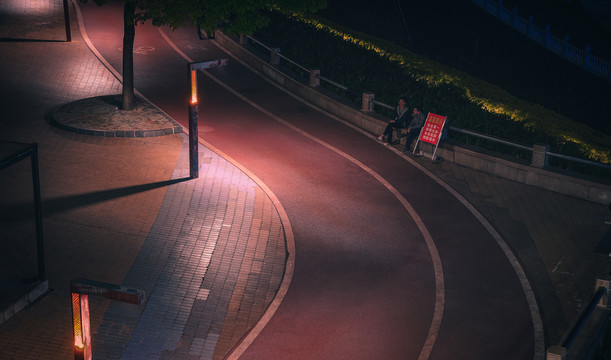 公园跑道夜景