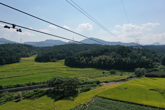 溪流田野与山林