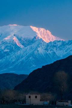 新疆卡什库尔干雪山日出