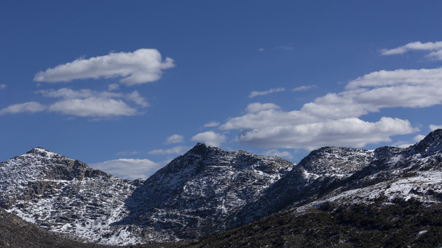 蓝天白云雪山川西高原风光