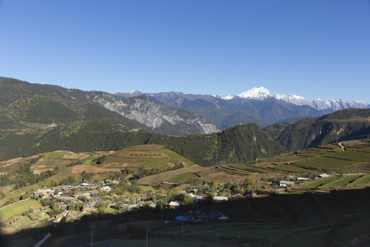 蓝天山脉哈巴雪山彝族民居