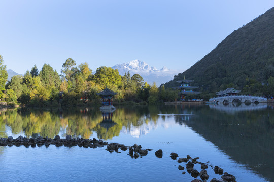 黑龙潭公园玉龙雪山水面光影