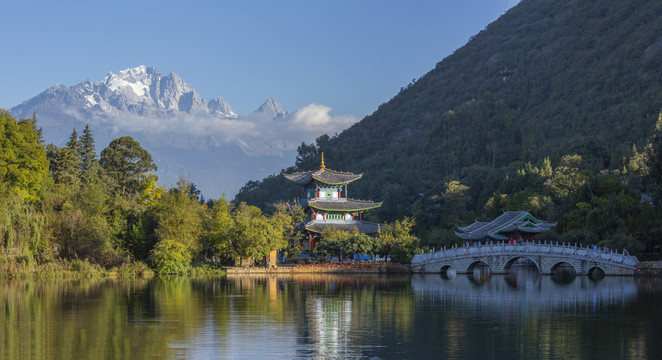 蓝天玉龙雪山石拱桥亭子