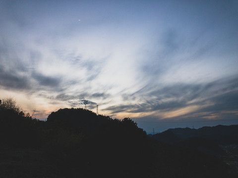 夕阳下的高压线铁塔