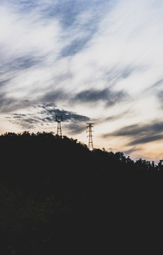 高山铁塔和夕阳